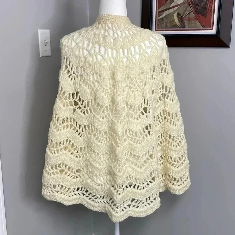 Vintage Handmade Crochet Poncho Cape Button closure One Size Off White Ivory - Picture 5 of 5